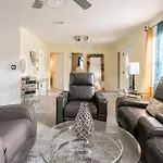 Modern 3Bedroom 2 Bathroom Home Near Universal