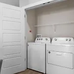 Private Full Pet-Friendly, King Bed, Gym & Pool, Near Parks
