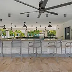 Epic Universe Premium Lake View Condo, Vista Cay - 1002
