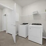 6 Bedrooms - 4 Bathrooms - Windsor Cay 16200Sm