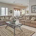 Kissimmee Getaway With Lanai, 4 Mi To Disney World!
