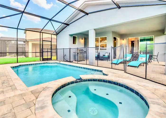 Stunning Rare Lake Front 7Br Holiday Home - Sleeps 14 - Pool, Hot Tub, & Games!
