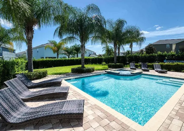 Traditional 6 Bdrm House With Backyard Pool At Encore