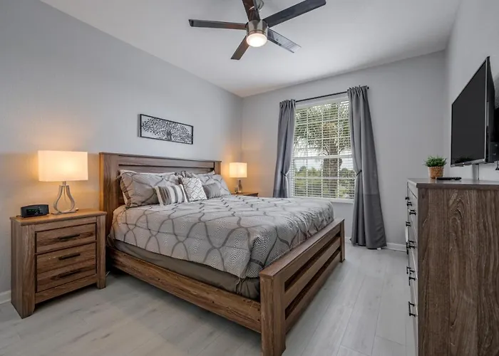 Is1-208 - Lake View Corner Unit - Modern Decor