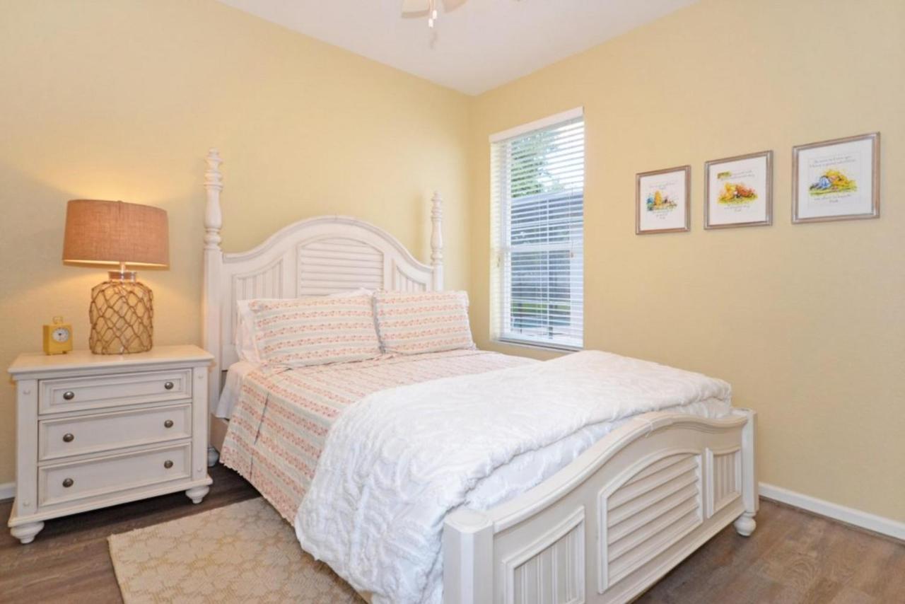 Cherry Tree Lane 33730 Villa