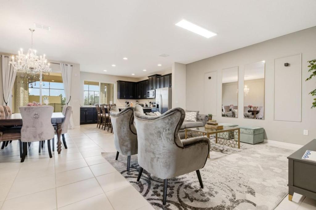 Solaras Finest - 4 Bed 4 Bath Private Pool Holiday home *