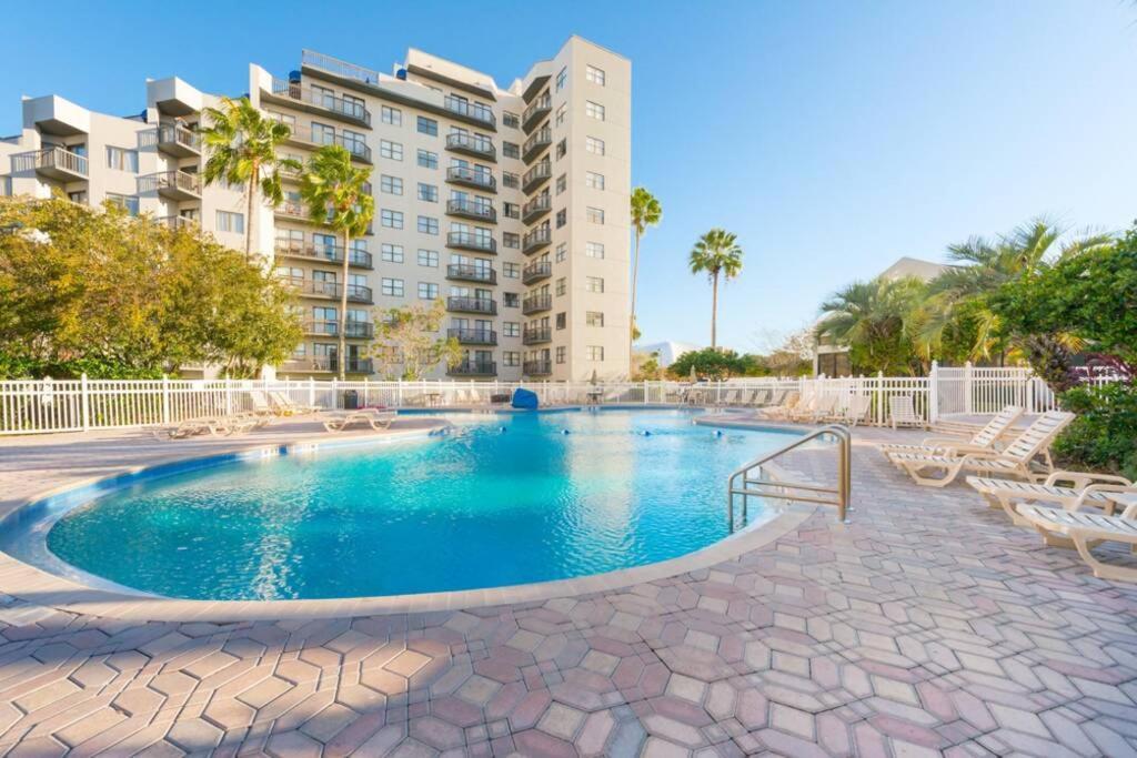 Deluxe W/ Lakeview - Free Parking/pool Apartment