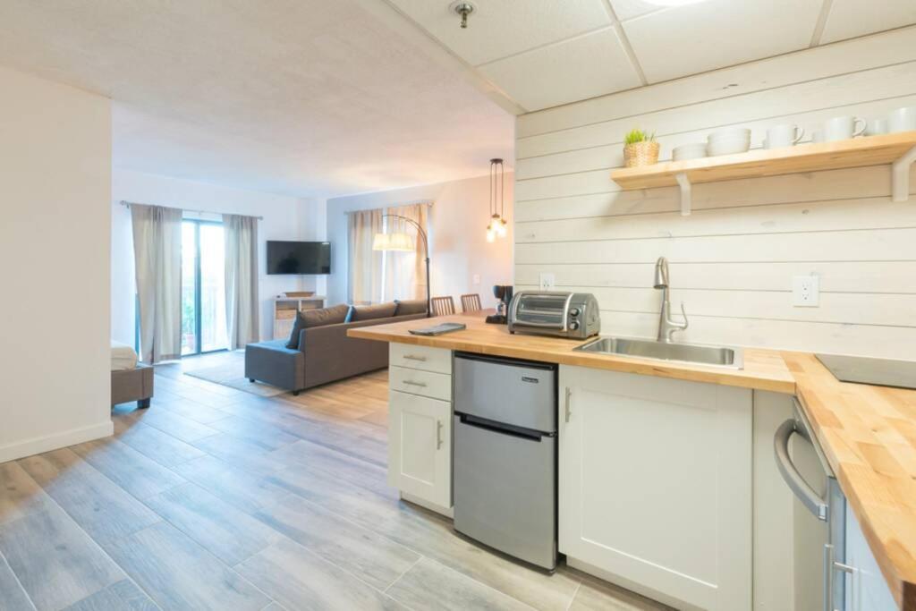 Deluxe W/ Lakeview - Free Parking/pool Apartment