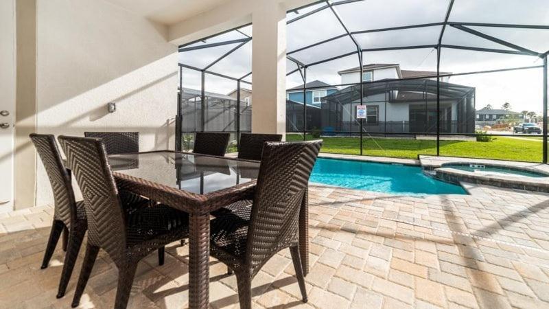 Modern Solara 4 Bedroom Pool Holiday home