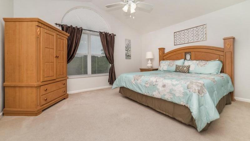 Gated 6 Bed 4 Bath With South Facing Pool Holiday home *