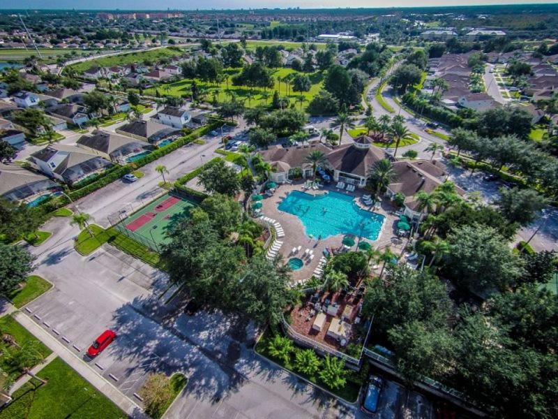 Gorgeous 4 Bedroom 2 Bath Pool Close To *