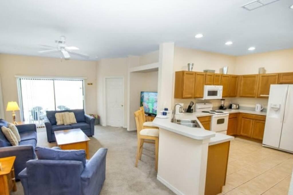 Serene 4-Bedroom Lakeview Retreat With South-Facing Pool & Sun-Drenched Outdoor Living Orlando