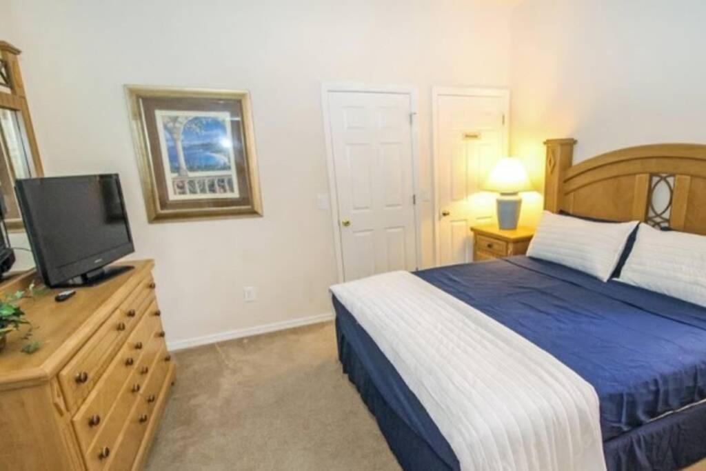 Serene 4-Bedroom Lakeview Retreat With South-Facing Pool & Sun-Drenched Outdoor Living Orlando