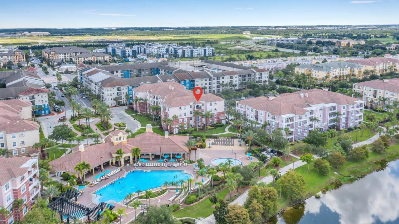 Apartment Floor With View Of Lake, Pool And Fireworks! Next To Convention Center! Orlando