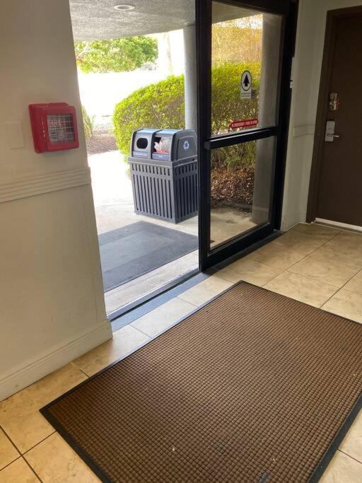 New - Remodeled Close To Universal Apartment *