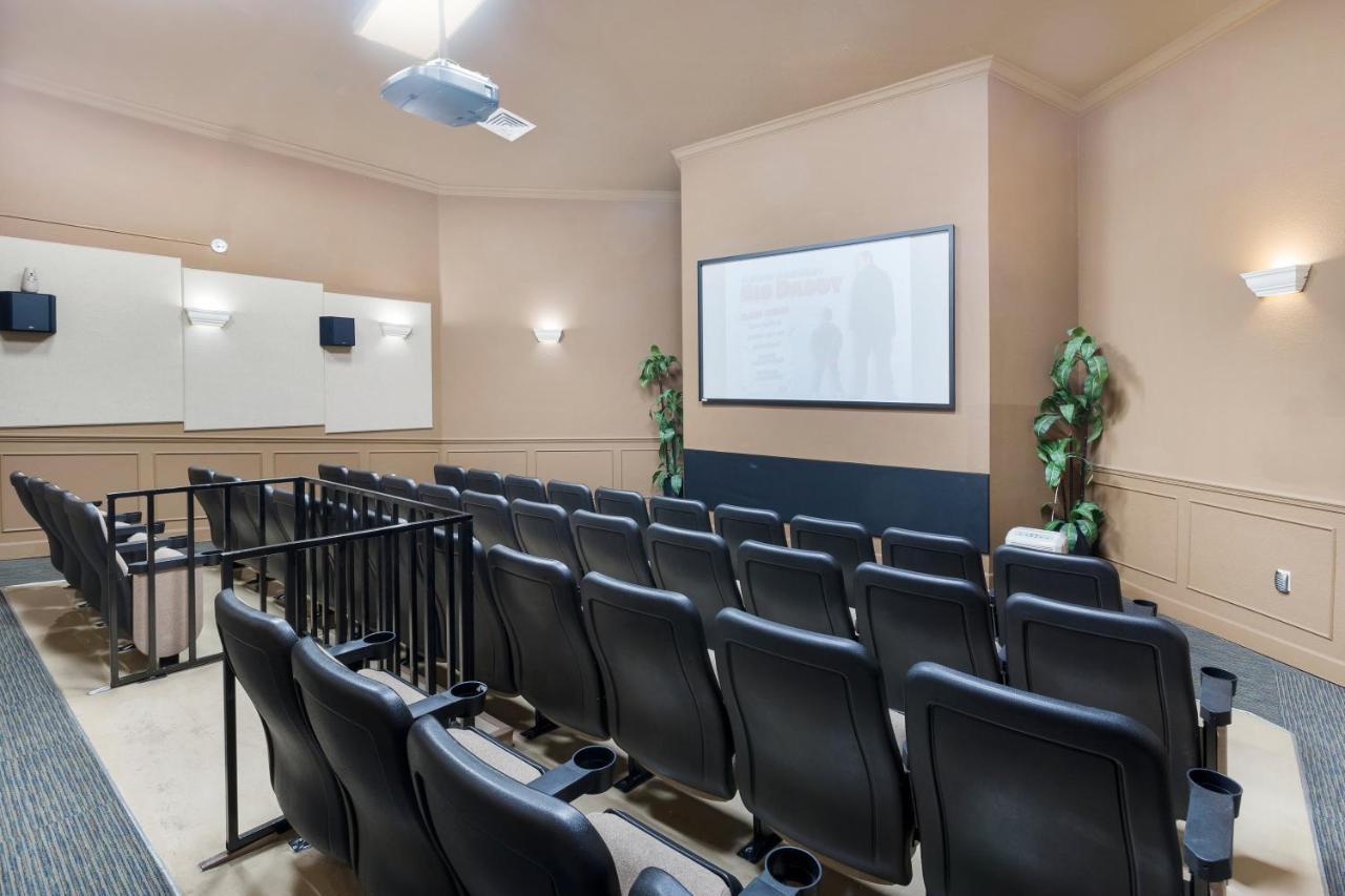 Apartment Updated Lakeview Condo, Minutes From