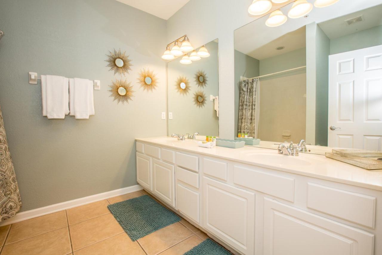 Beautiful 3-story Vista Cay Townhome Near Holiday home Orlando