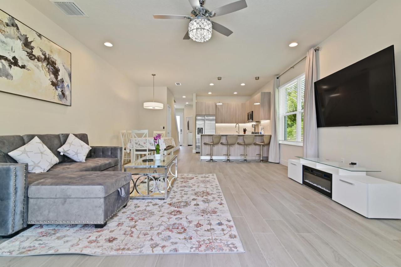 Holiday home New Spacious & Tranquil Townhouse Near - 4br, 3fb, And Pool Orlando