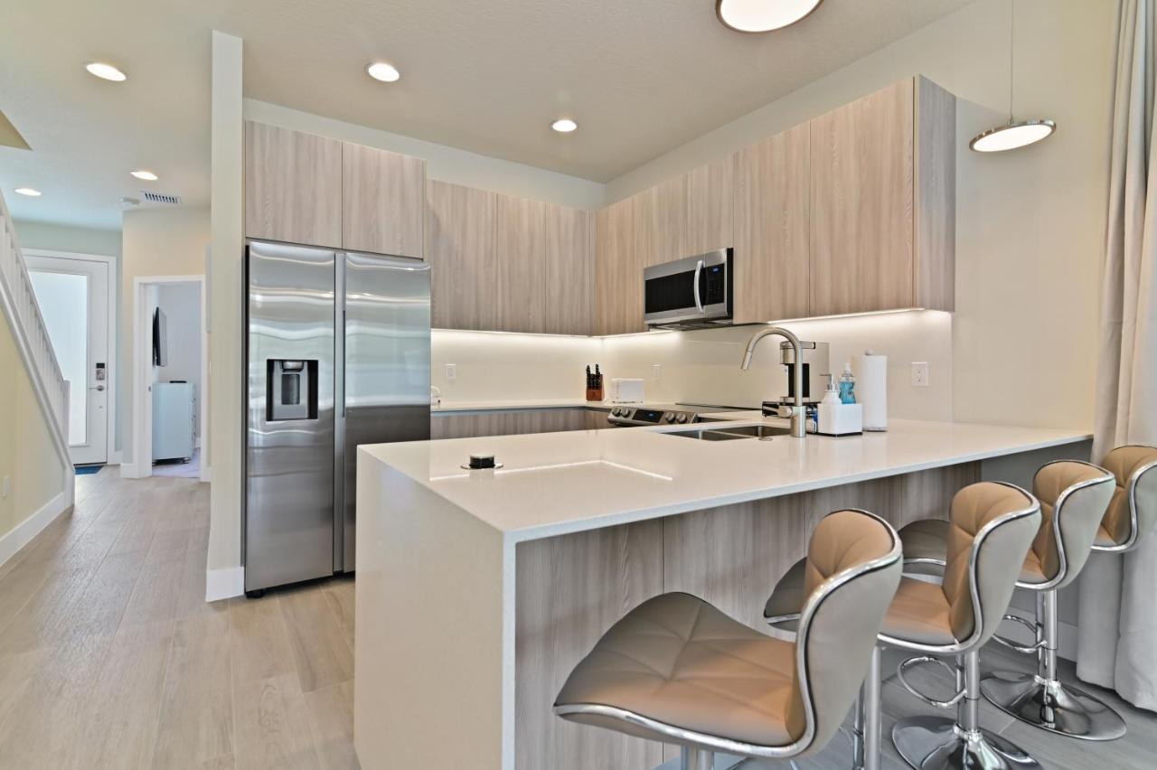 New Spacious & Tranquil Townhouse Near - 4br, 3fb, And Pool
