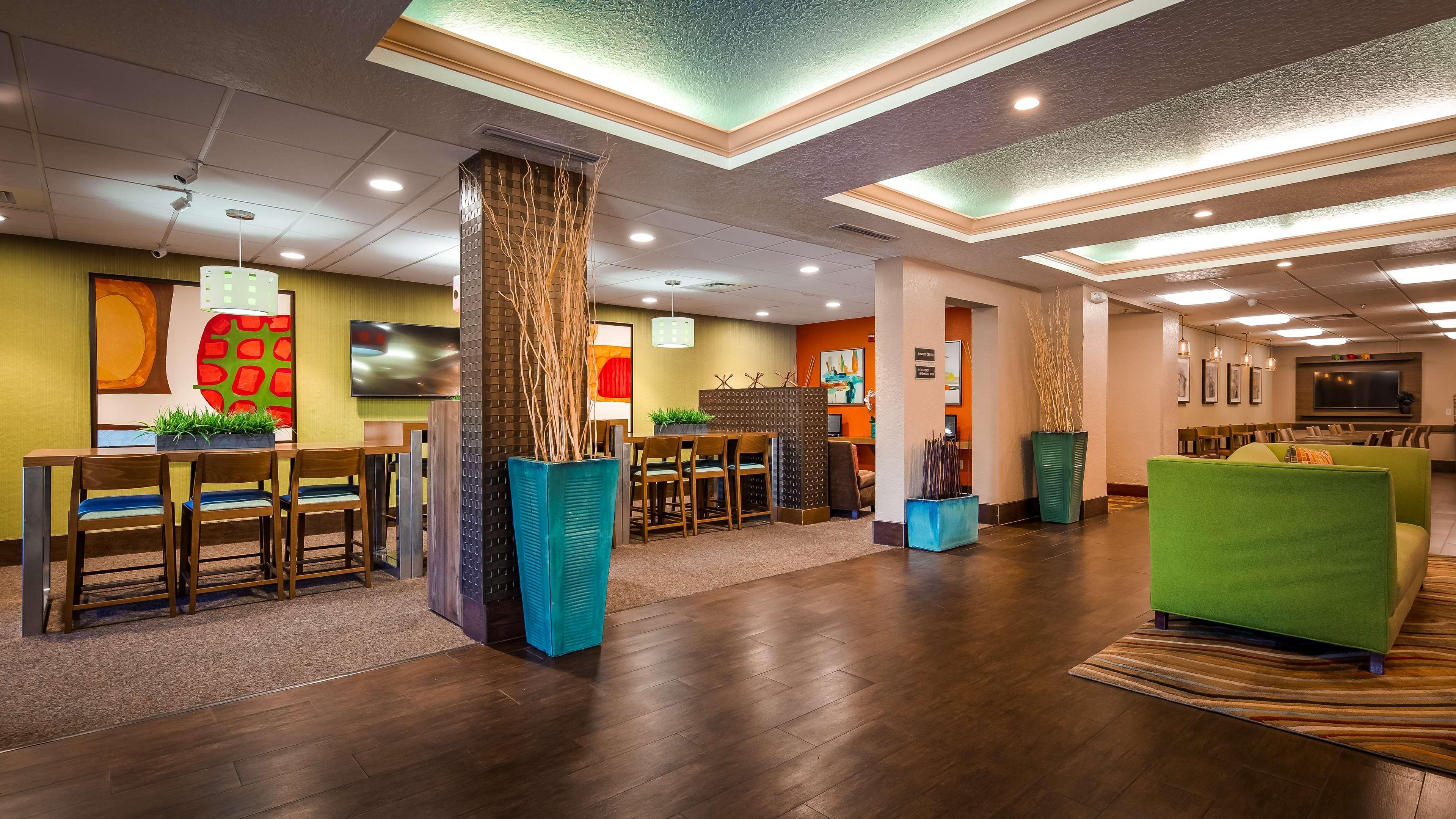 Hotel Western Universal - Newly Renovated!