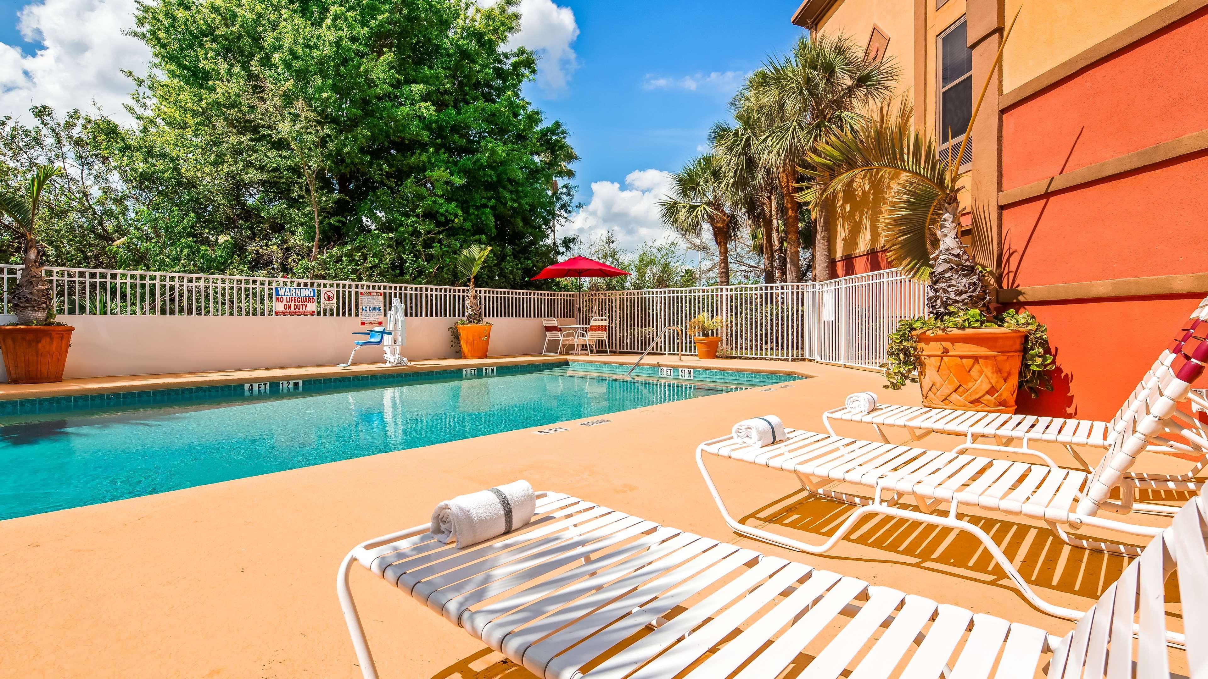 Hotel Western Universal - Newly Renovated!