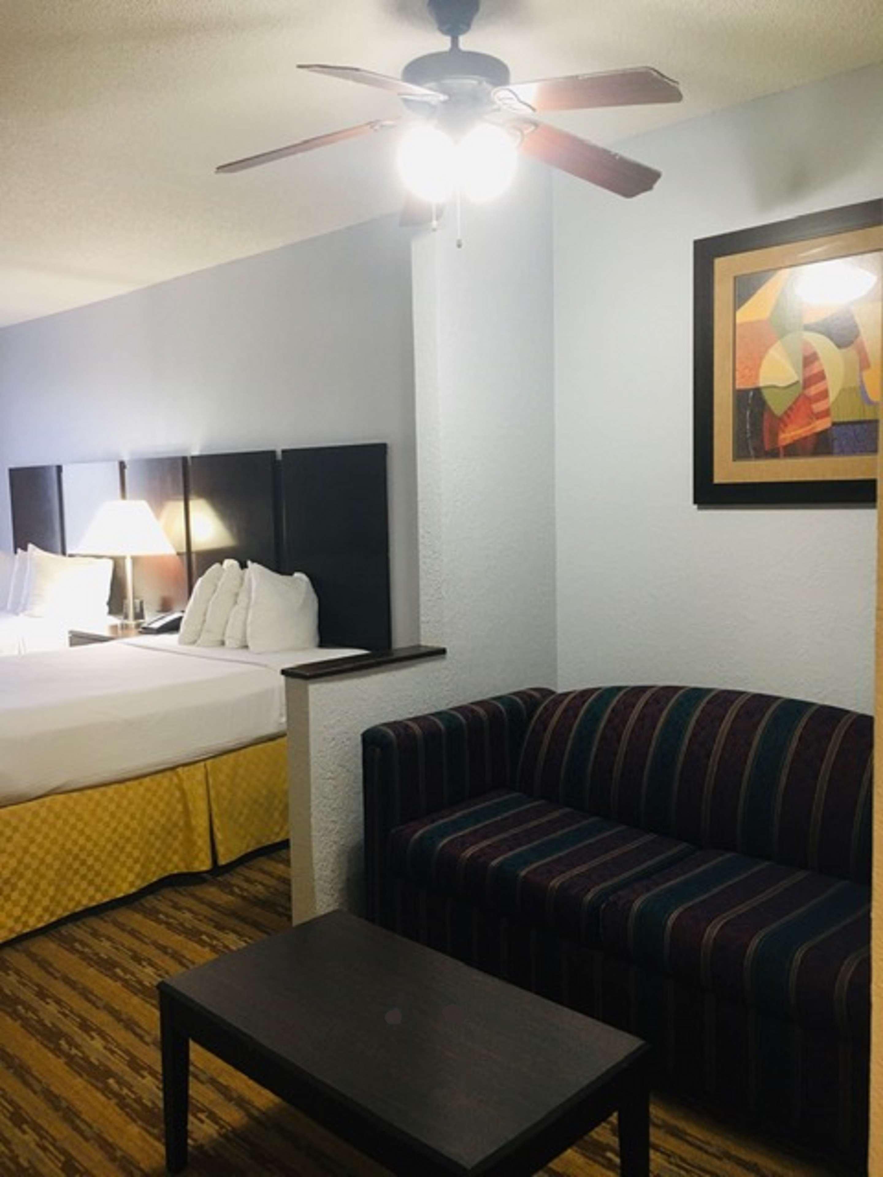 Hotel Western Universal - Newly Renovated!