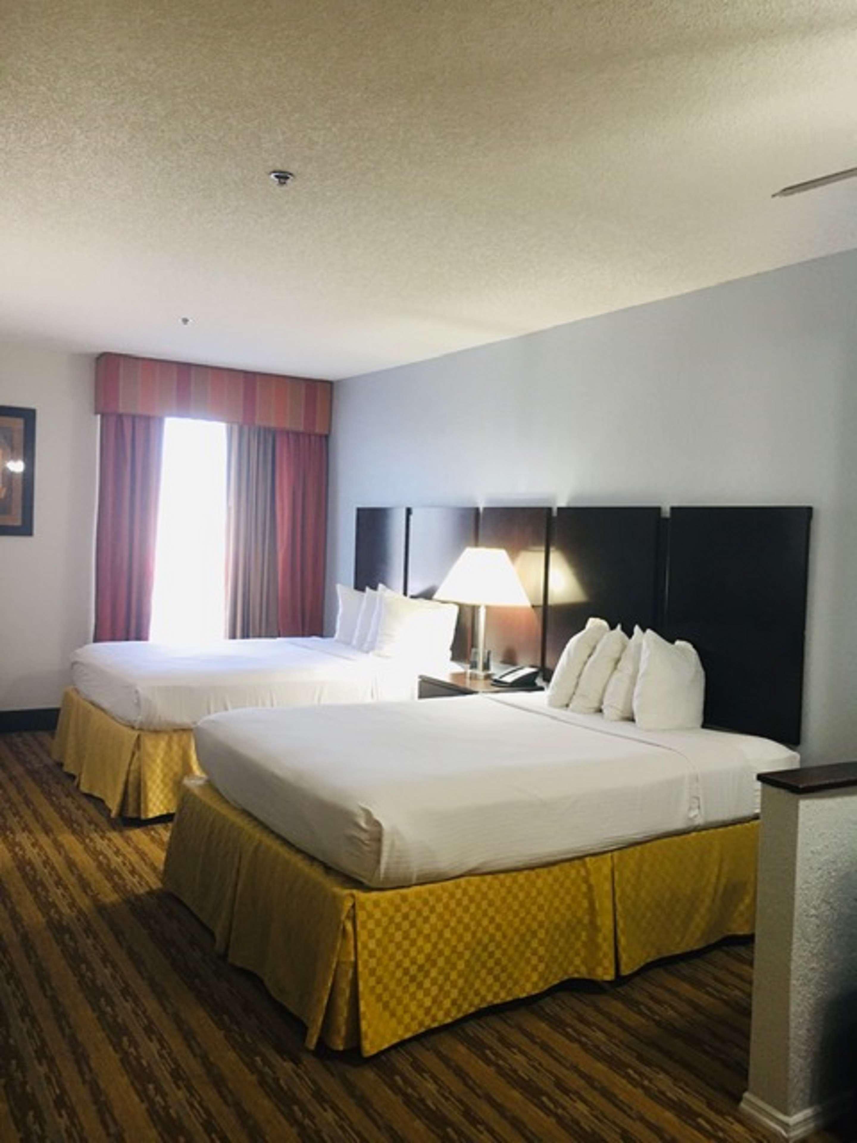 Hotel Western Universal - Newly Renovated! 3*