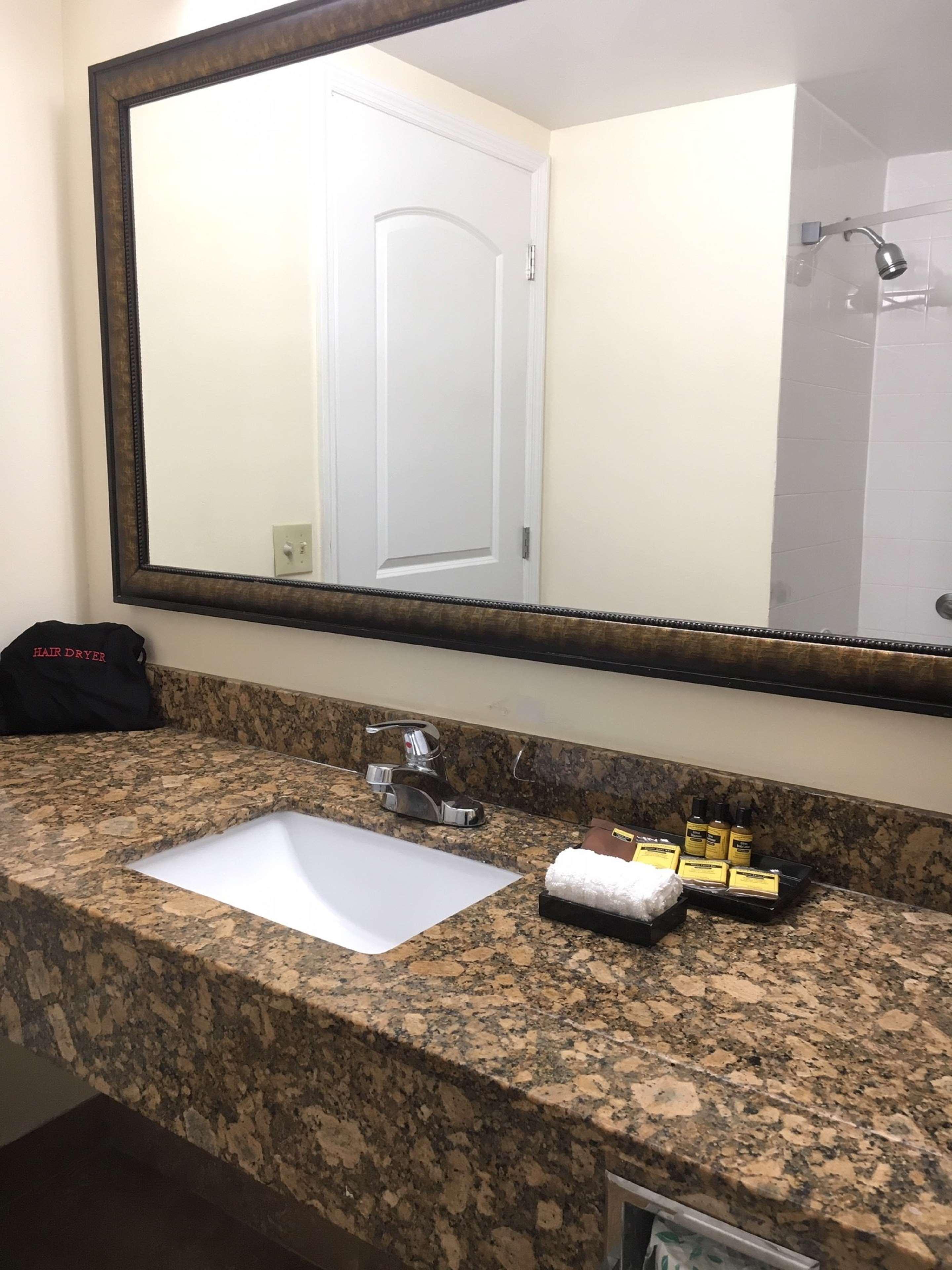 Western Universal - Newly Renovated! Hotel