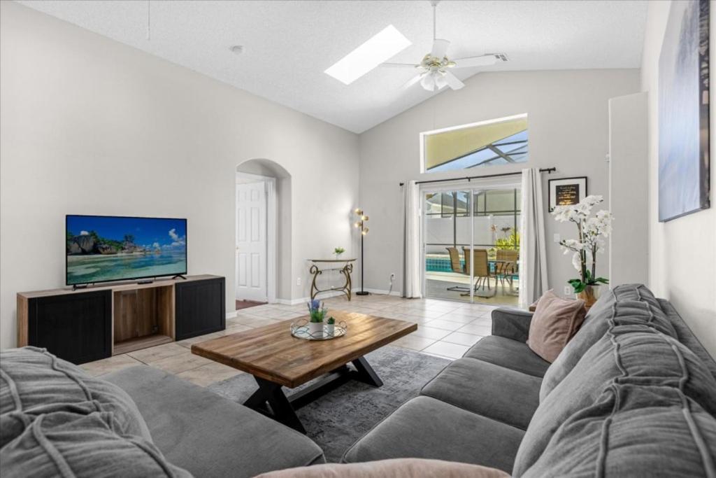 5 Bedrooms- 4 Bathrooms- Indian Creek 8056 Sd * Orlando