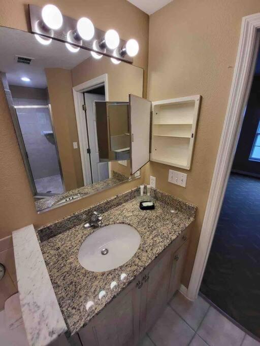 Furnished -than 10 Min From Major Parks! *