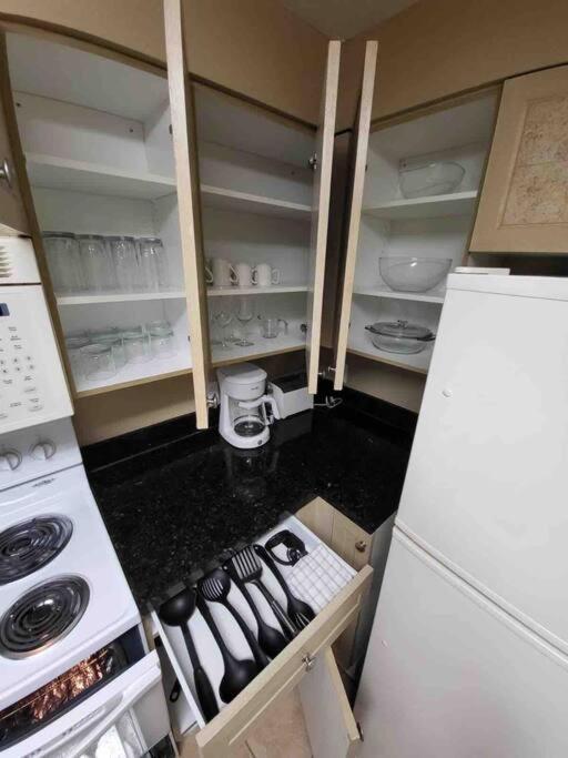 Furnished -than 10 Min From Major Parks! Apartment *