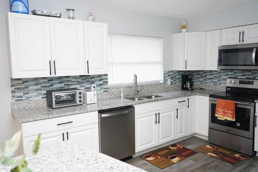 Beautifully Redone 3 Bedroom In Heart Of