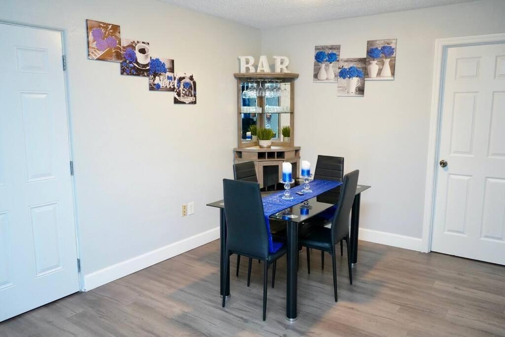Beautifully Redone 3 Bedroom In Heart Of Holiday home