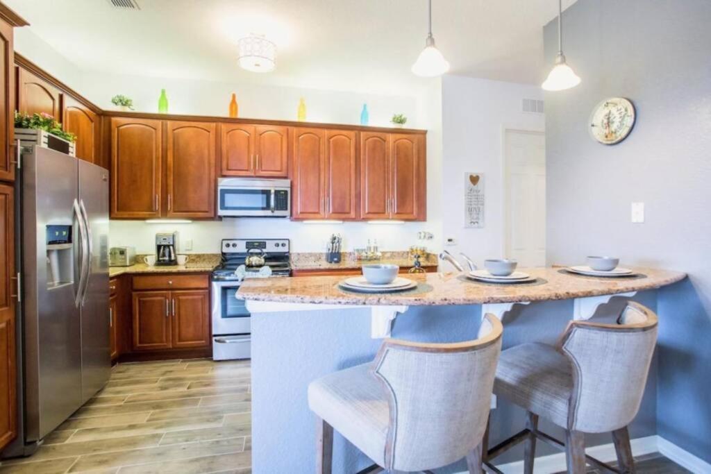 Stylish Vista Cay Lakeview Elegance Near Theme Parks, And Walk To The Convention Center Apartment
