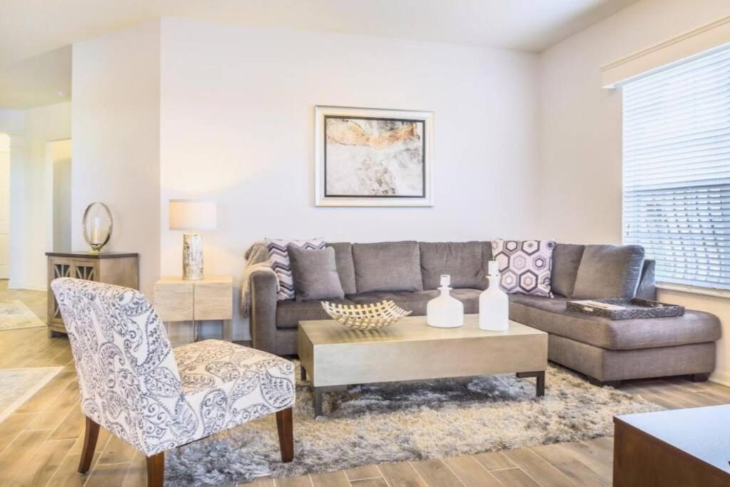 Stylish Vista Cay Lakeview Elegance Near Theme Parks, And Walk To The Convention Center Apartment