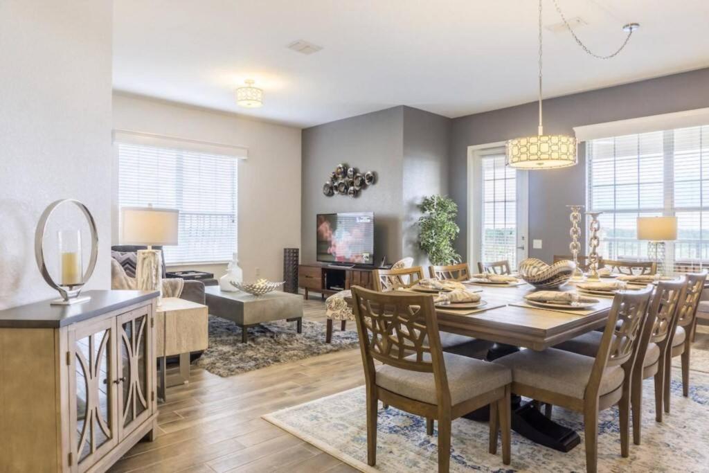 Stylish Vista Cay Lakeview Elegance Near Theme Parks, And Walk To The Convention Center