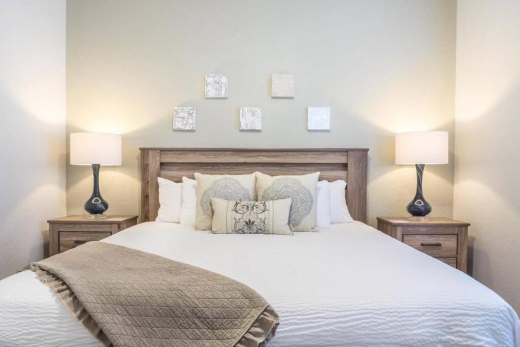 Stylish Vista Cay Lakeview Elegance Near Theme Parks, And Walk To The Convention Center Orlando
