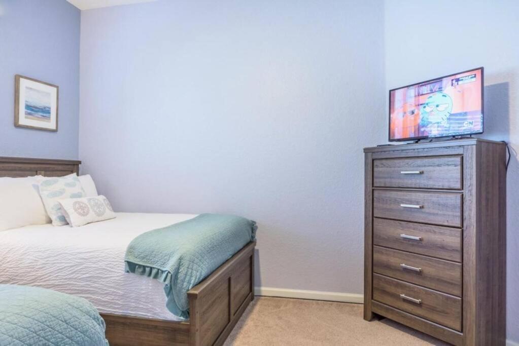 Stylish Vista Cay Lakeview Elegance Near Theme Parks, And Walk To The Convention Center Apartment *