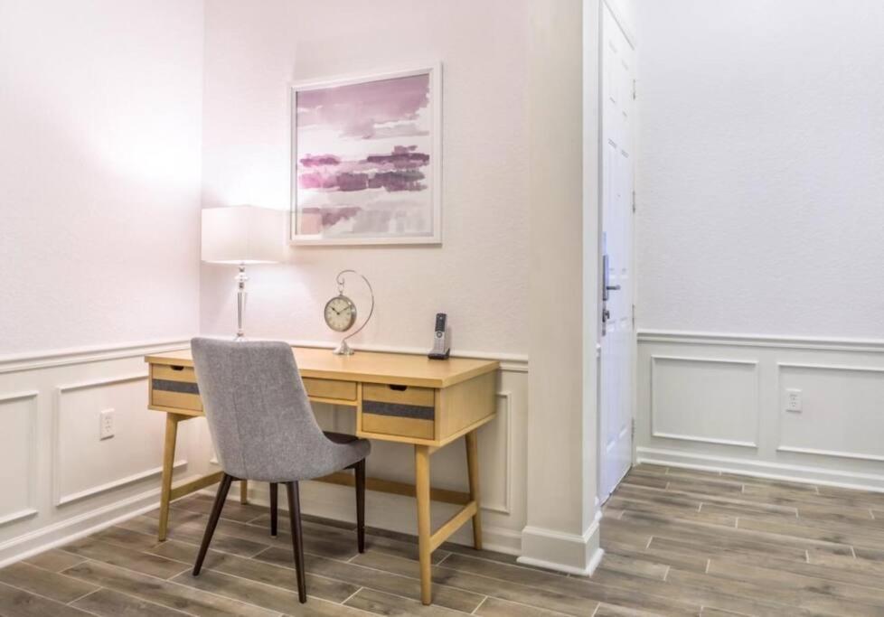 Stylish Vista Cay Lakeview Elegance Near Theme Parks, And Walk To The Convention Center Orlando