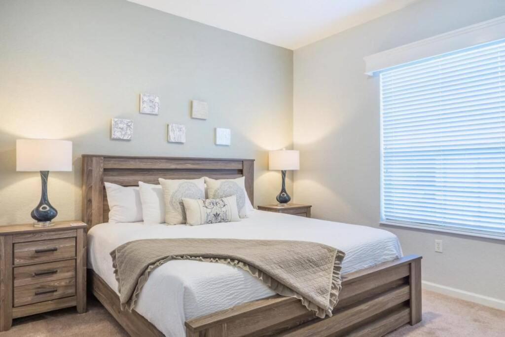 Stylish Vista Cay Lakeview Elegance Near Theme Parks, And Walk To The Convention Center