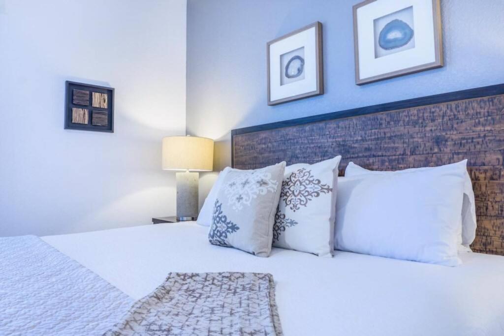 Stylish Vista Cay Lakeview Elegance Near Theme Parks, And Walk To The Convention Center Apartment Orlando