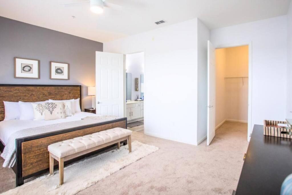 Stylish Vista Cay Lakeview Elegance Near Theme Parks, And Walk To The Convention Center Apartment