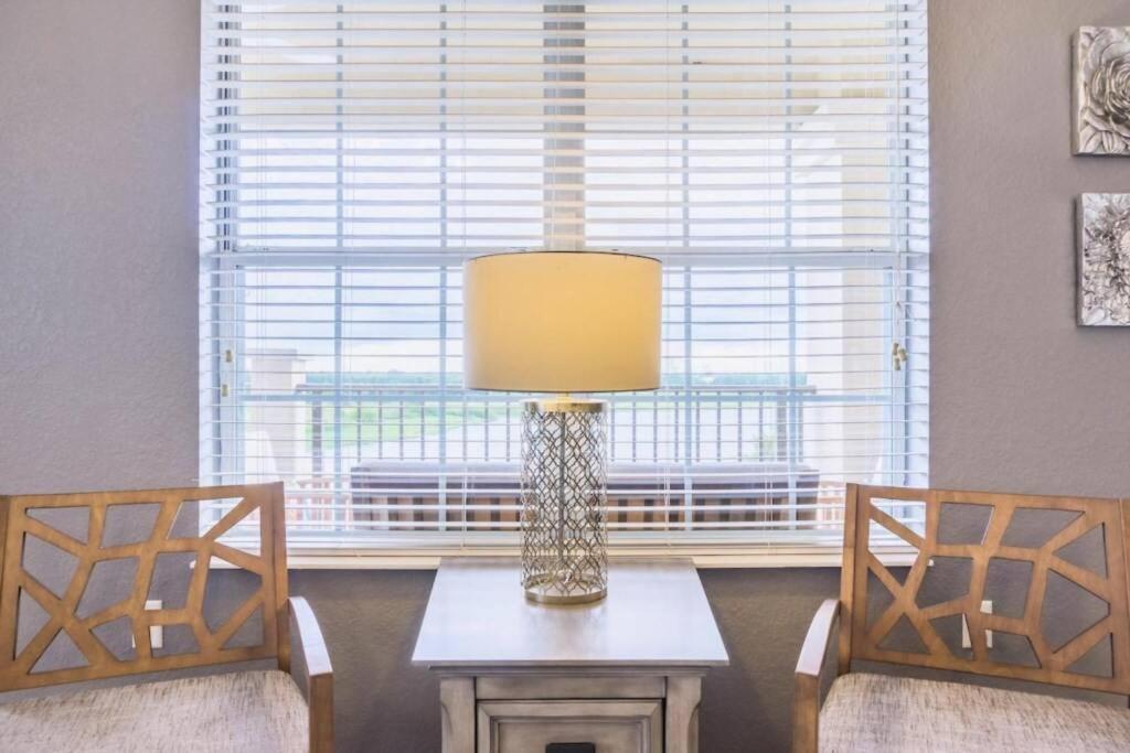 Stylish Vista Cay Lakeview Elegance Near Theme Parks, And Walk To The Convention Center Orlando