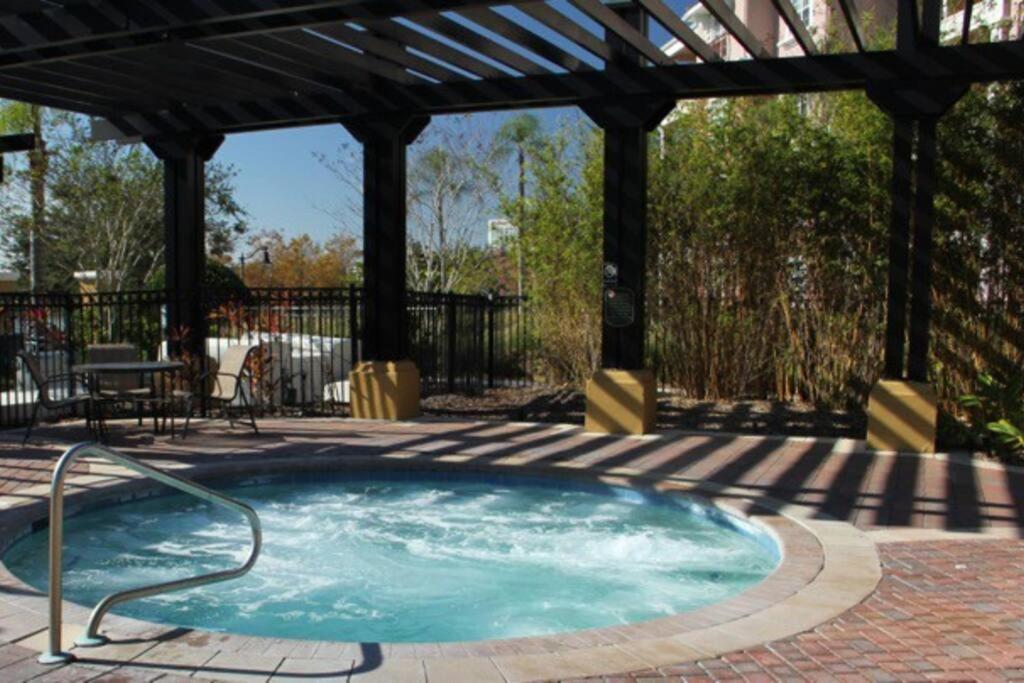 Stylish Vista Cay Lakeview Elegance Near Theme Parks, And Walk To The Convention Center Apartment