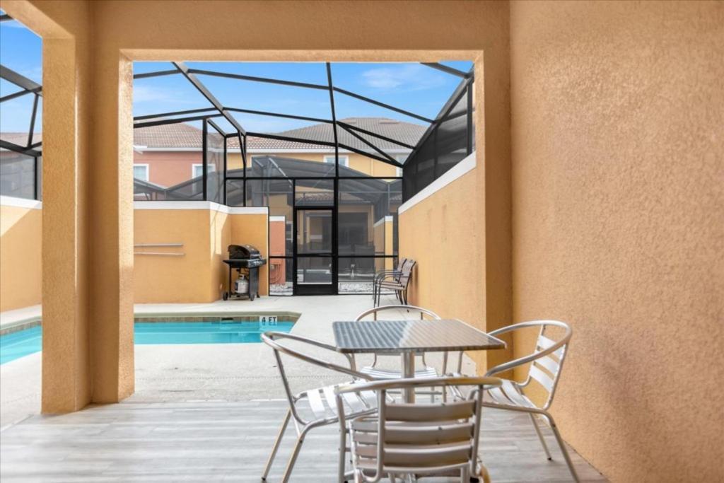 4 Bedrooms - 3 Bathrooms - Paradise Palms 8976 Mp *