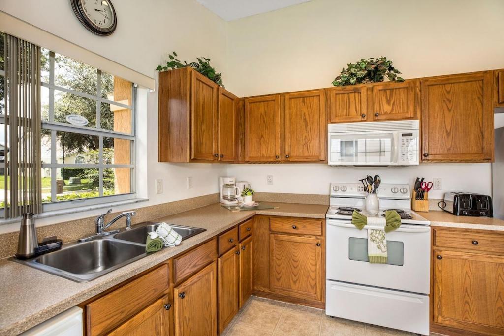 #253-modern 4 Bed With Own Private Pool Close To