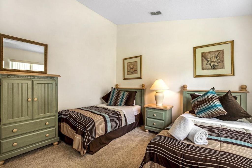 #253-modern 4 Bed With Own Private Pool Close To