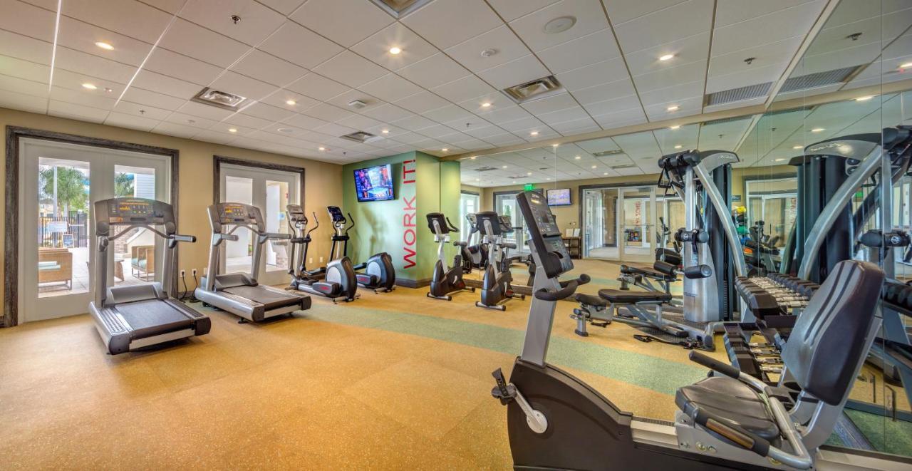 Modern Retreat: Water Park Access & Amenities *