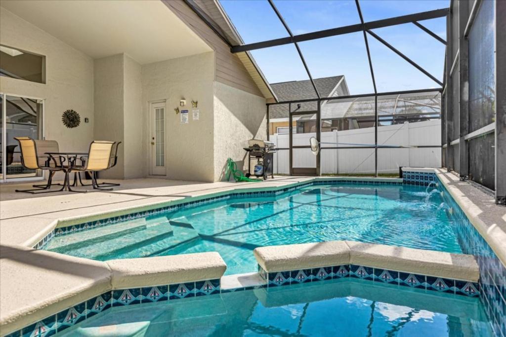 5 Bedrooms- 4 Bathrooms- Indian Creek 8056 Sd Orlando
