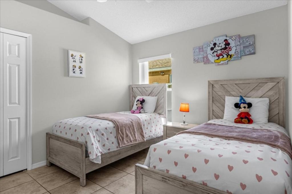 5 Bedrooms- 4 Bathrooms- Indian Creek 8056 Sd * Orlando